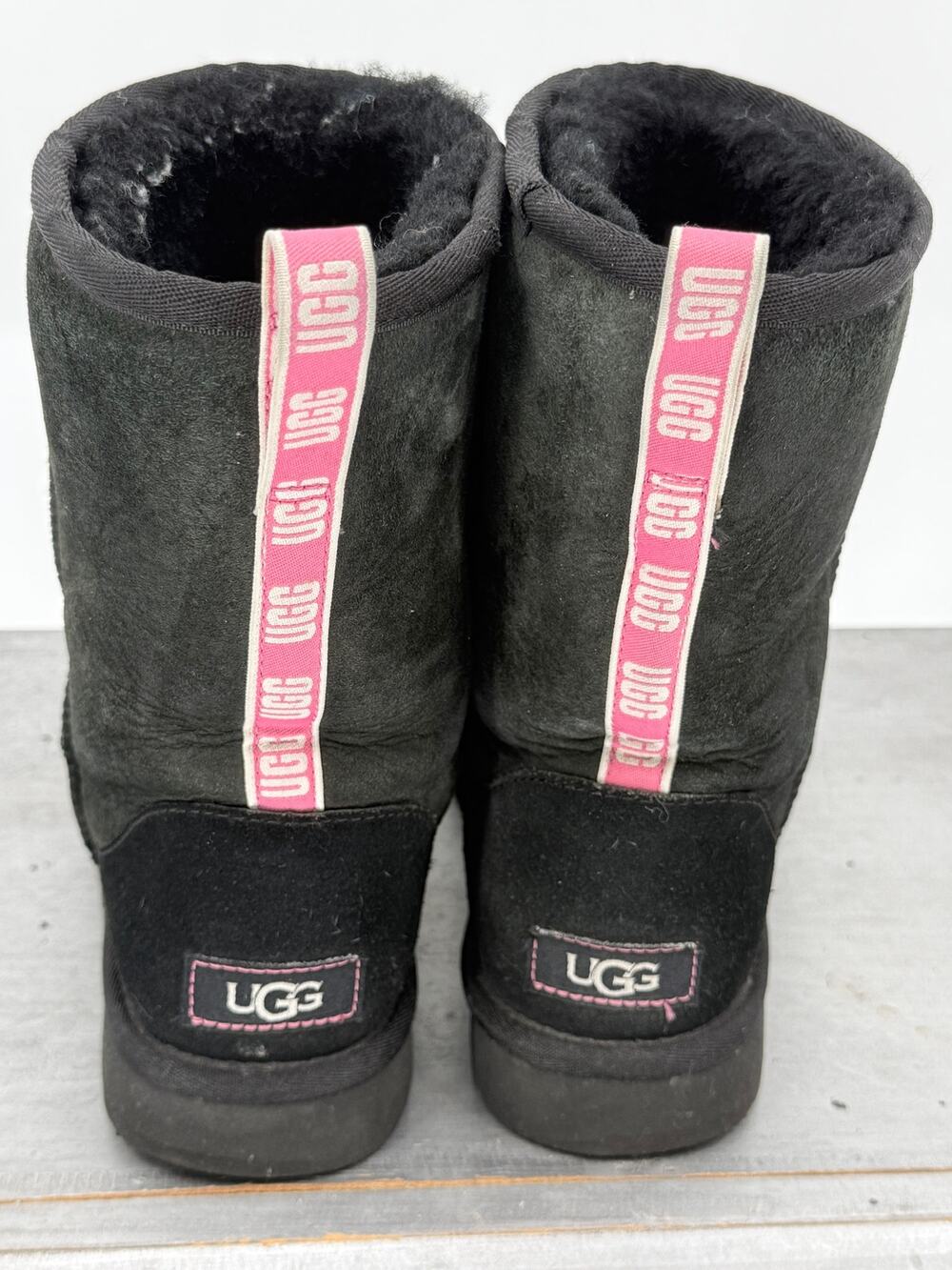 UGG Classic Short II Black Sheepskin Boots Women's US 6 Pink Logo Pull Tab Suede